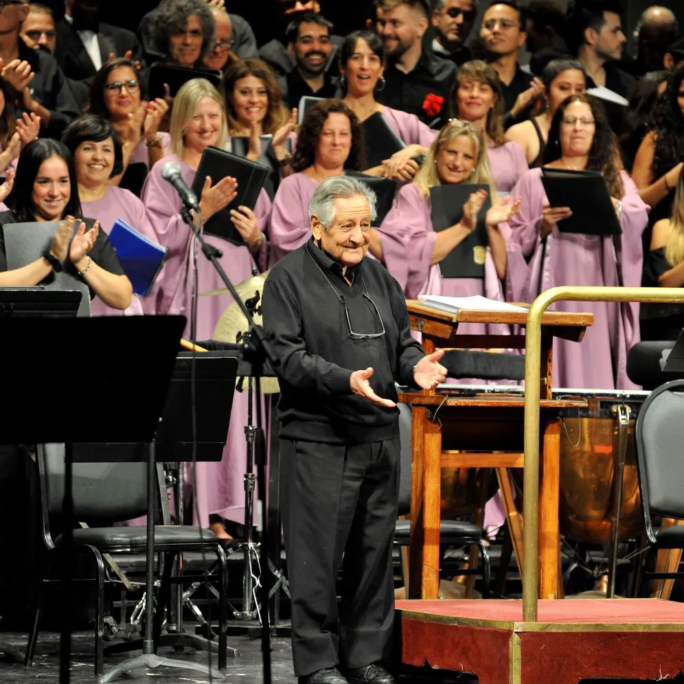 Hugo de la Vega director Coral Resonancia Libertador